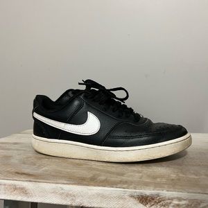 Black Nike sneakers 7.5